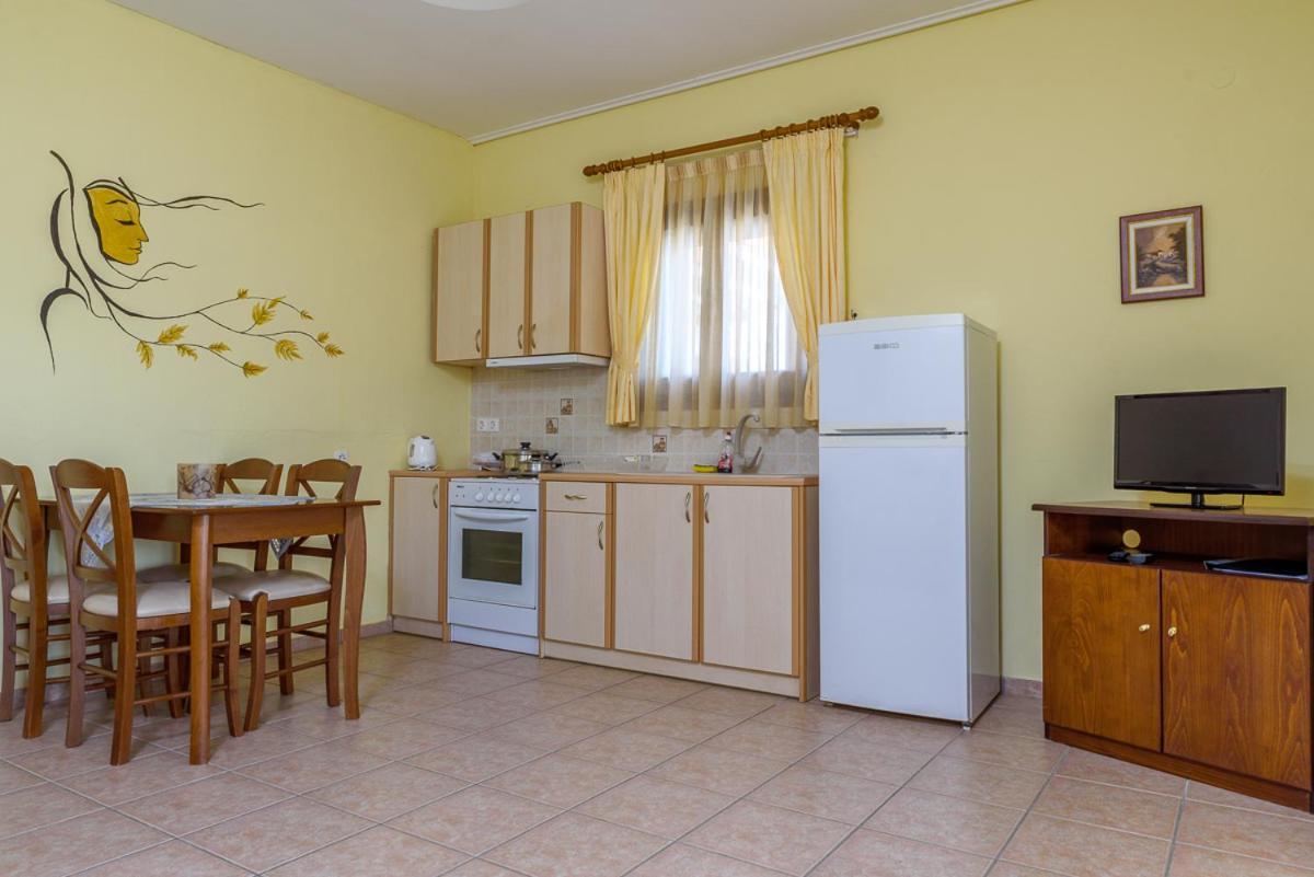 Leonidas Xinovrisi Exterior photo